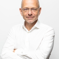 Dr. Alexander Joselowitsch – erfahrener Zahnarzt in Berlin, spezialisiert auf Zahnimplantate, Prothetik und ästhetische Zahnheilkunde